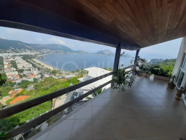 Imagem: A casa em condomínio possui 4 Dormitórios, 4 Suítes, 5