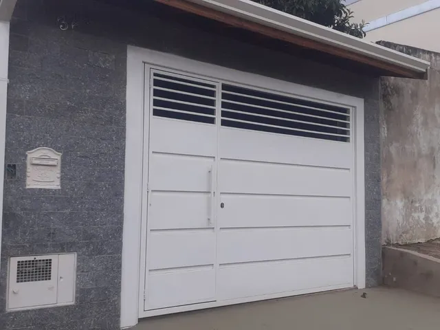 Imagem: A casa possui 2 Dormitórios, 1 Suíte, 1 Banheiro, 2 Vagas
