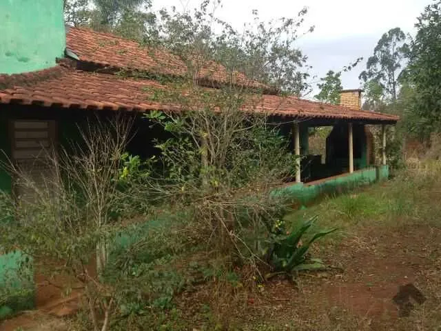 Imagem: A casa possui 3 Dormitórios, 2 Banheiros, 1 Vaga na