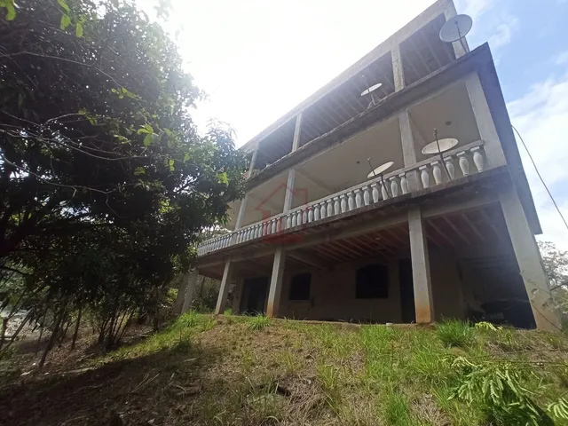 Imagem: A casa possui 5 Dormitórios, 1 Suíte, 3 Banheiros, 1 Vaga