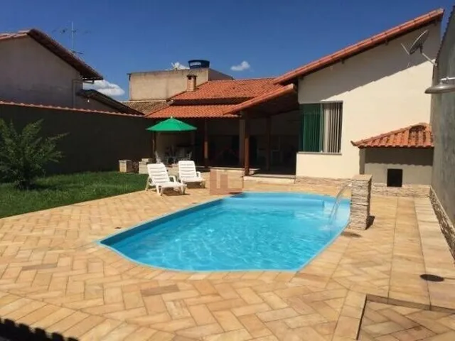 Imagem: A casa possui 4 Dormitórios, 1 Suíte, 3 Banheiros, 2