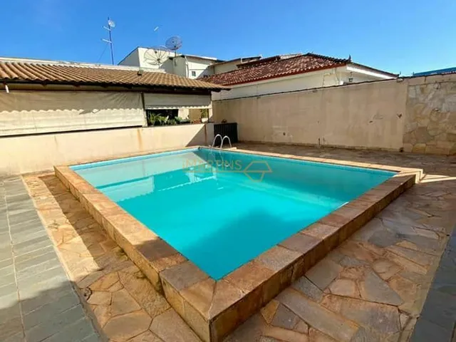 Imagem: A casa possui 7 Dormitórios, 2 Suítes, 5 Banheiros, 4