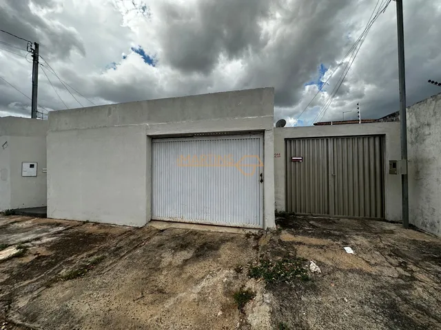 Imagem: A casa possui 4 Dormitórios, 1 Suíte, 2 Banheiros, 2