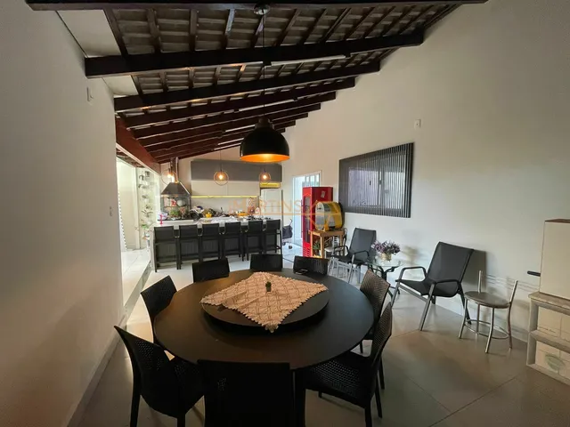 Imagem: A casa possui 5 Dormitórios, 1 Suíte, 3 Banheiros, 4