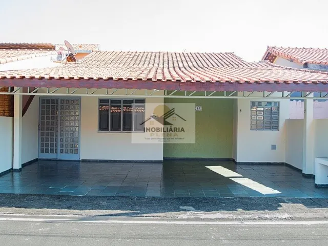 Imagem: A casa possui 3 Dormitórios, 1 Banheiro, 3 Vagas na