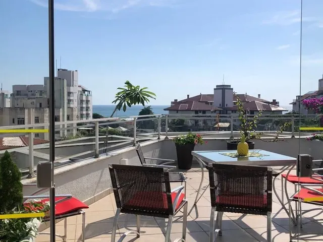 Imagem: A casa possui 4 Dormitórios, 2 Suítes, 2 Banheiros, 2
