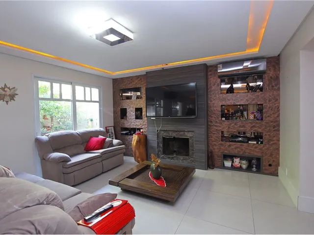Imagem: A casa possui 4 Dormitórios, 4 Suítes, 2 Banheiros,