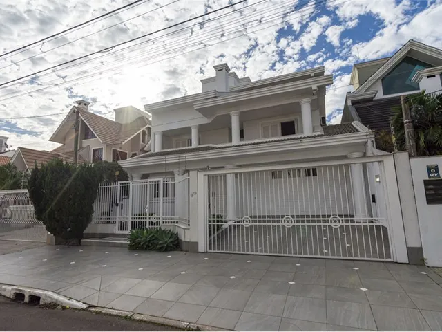 Imagem: A casa possui 4 Dormitórios, 1 Suíte, 6 Banheiros, 8