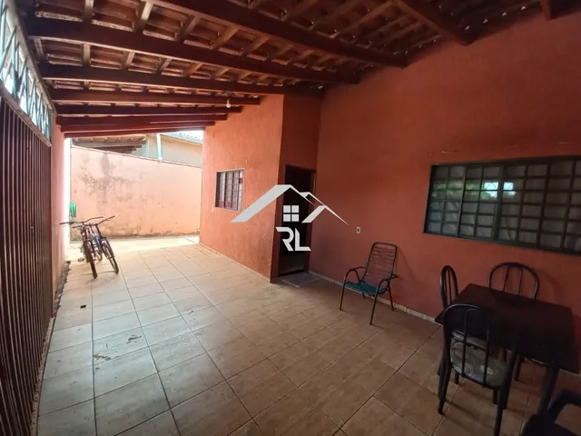 Imagem: A casa possui 3 Dormitórios, 1 Suíte, 2 Banheiros e está