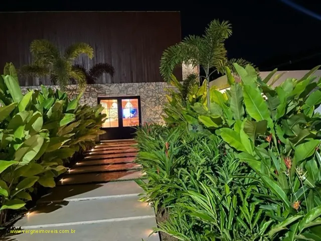 Imagem 7: Com conceito moderno e ambientes amplos essa belíssima casa decorada com quatro suítes