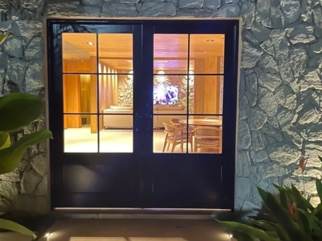 Imagem 11: Com conceito moderno e ambientes amplos essa belíssima casa decorada com quatro suítes