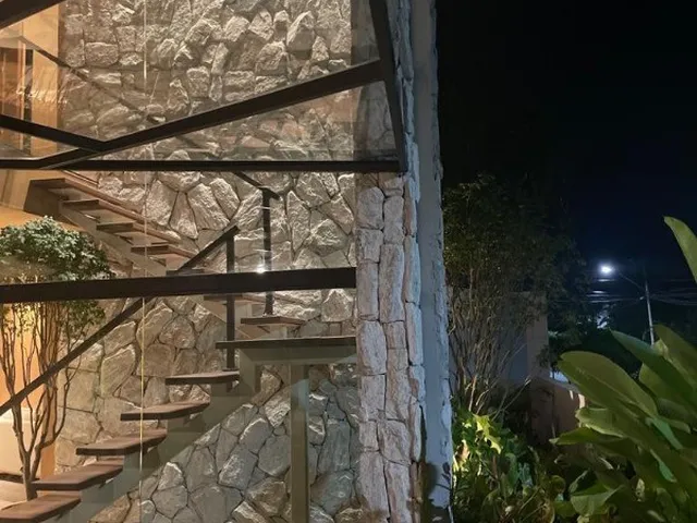 Imagem 9: Com conceito moderno e ambientes amplos essa belíssima casa decorada com quatro suítes