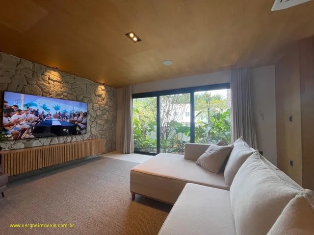 Imagem 2: Com conceito moderno e ambientes amplos essa belíssima casa decorada com quatro suítes