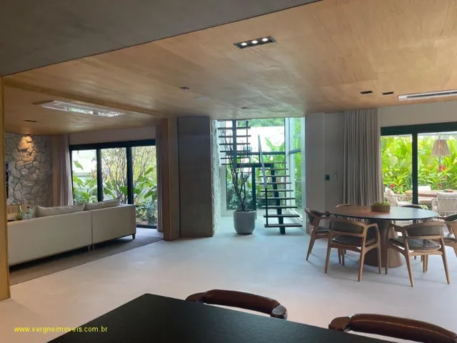Imagem 16: Com conceito moderno e ambientes amplos essa belíssima casa decorada com quatro suítes