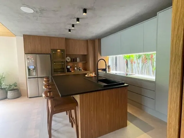 Imagem 13: Com conceito moderno e ambientes amplos essa belíssima casa decorada com quatro suítes