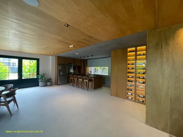 Imagem 4: Com conceito moderno e ambientes amplos essa belíssima casa decorada com quatro suítes