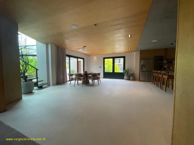 Imagem 5: Com conceito moderno e ambientes amplos essa belíssima casa decorada com quatro suítes