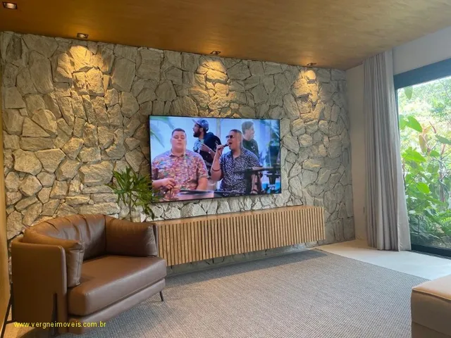Imagem 8: Com conceito moderno e ambientes amplos essa belíssima casa decorada com quatro suítes