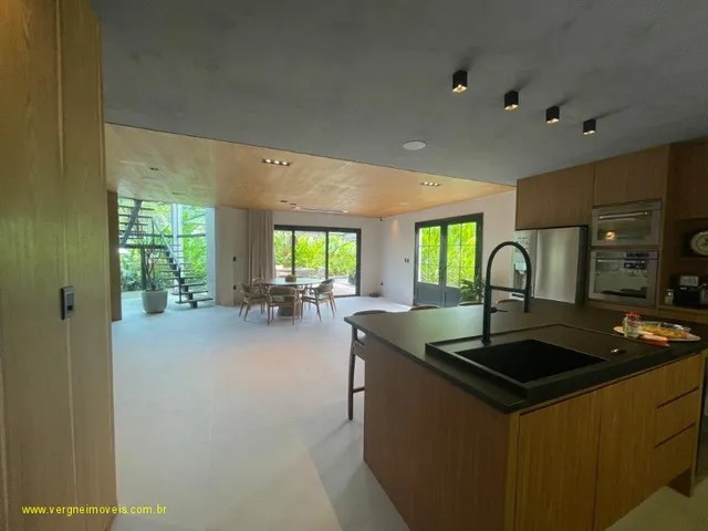 Imagem 10: Com conceito moderno e ambientes amplos essa belíssima casa decorada com quatro suítes