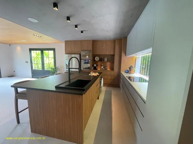 Imagem 15: Com conceito moderno e ambientes amplos essa belíssima casa decorada com quatro suítes