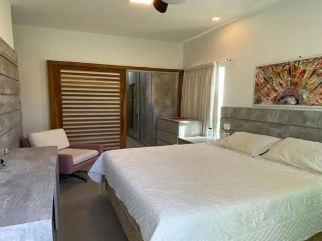 Imagem 4: Com ambientes amplos e modernos essa casa duplex vista mar com quatro suítes e espaço