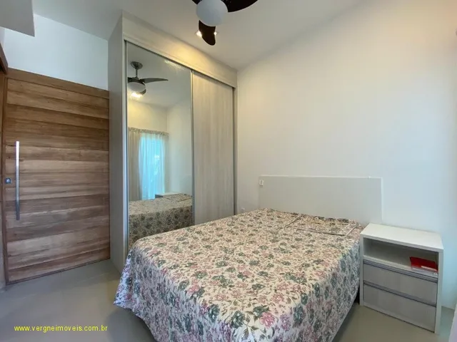 Imagem 12: Com ambientes amplos e modernos essa casa duplex vista mar com quatro suítes e espaço