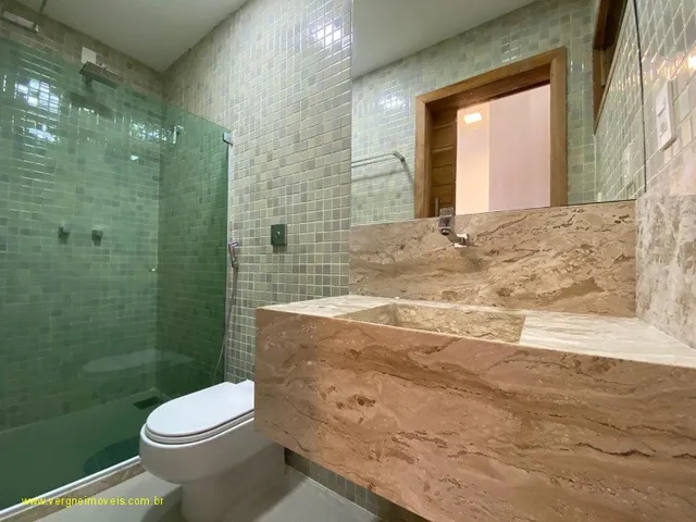 Imagem 7: Com ambientes amplos e modernos essa casa duplex vista mar com quatro suítes e espaço