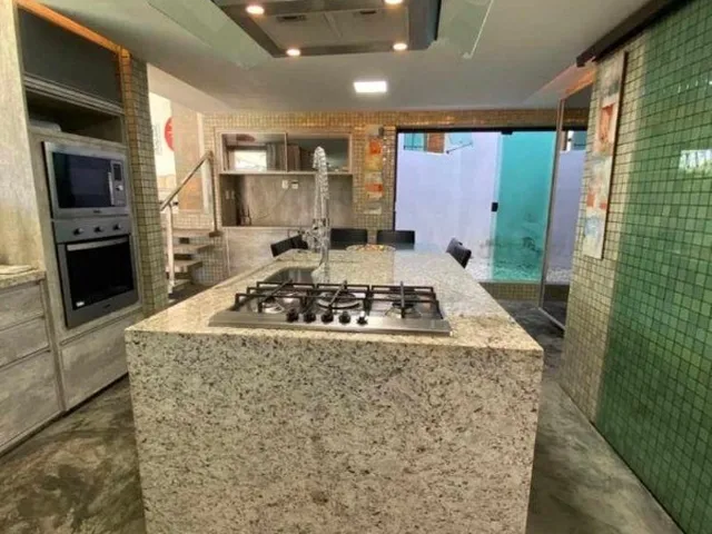 Imagem 9: Com ambientes amplos e modernos essa casa duplex vista mar com quatro suítes e espaço
