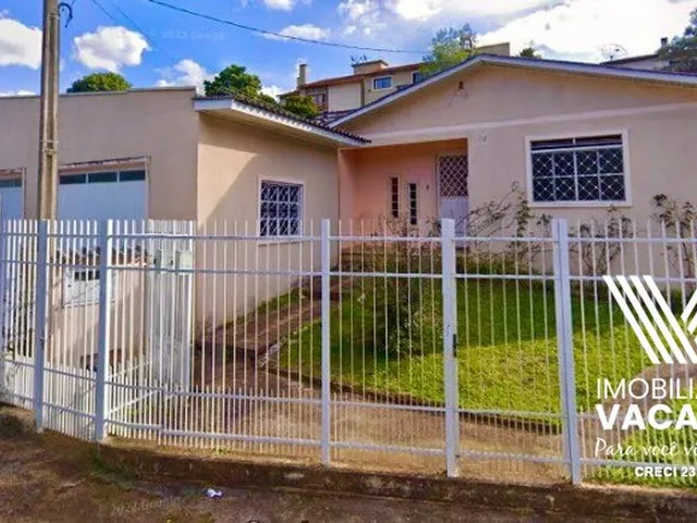 Imagem: A casa possui 3 Dormitórios, 1 Banheiro, 1 Vaga na garagem