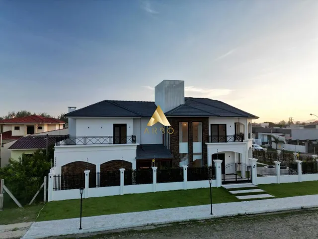 Imagem: Linda Casa Neoclássica em Capão da Canoa