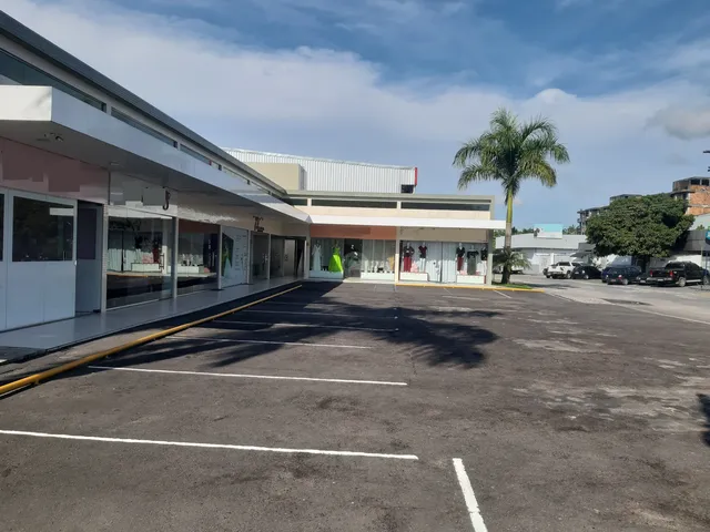 Imagem: A sala comercial possui 1 Banheiro, 15 Vagas na garagem,