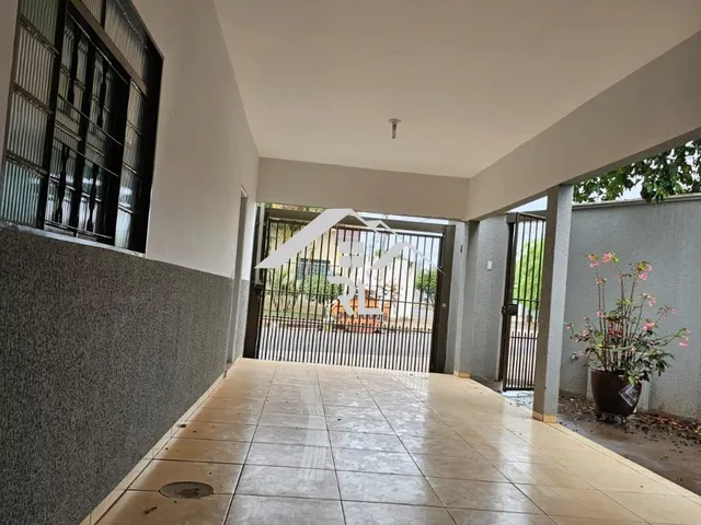 Imagem: A casa possui 3 Dormitórios, 1 Suíte, 2 Banheiros e está