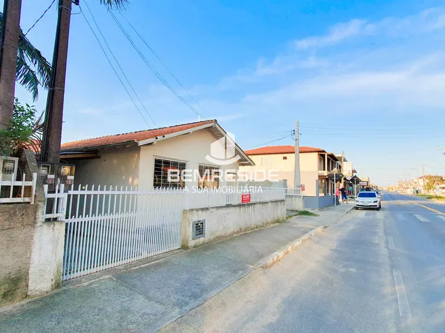 Imagem: Casa de Frente para À Rodovia em Balneário