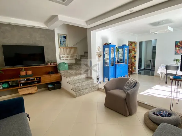 Imagem: A casa possui 6 Dormitórios, 3 Suítes, 5 Banheiros, 3
