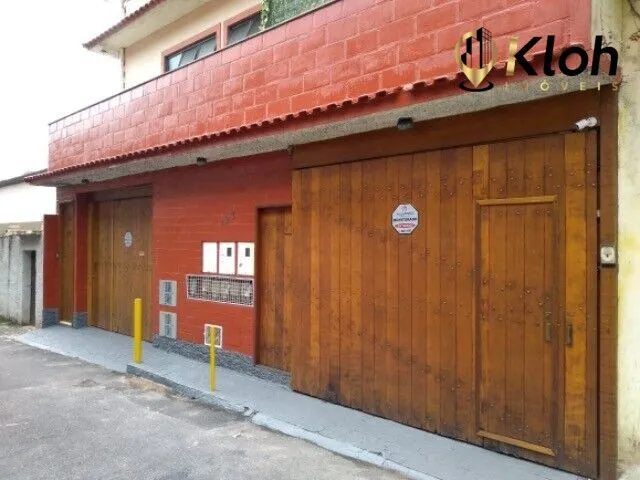 Imagem: A casa possui 5 Dormitórios, 1 Suíte, 3 Banheiros, 8