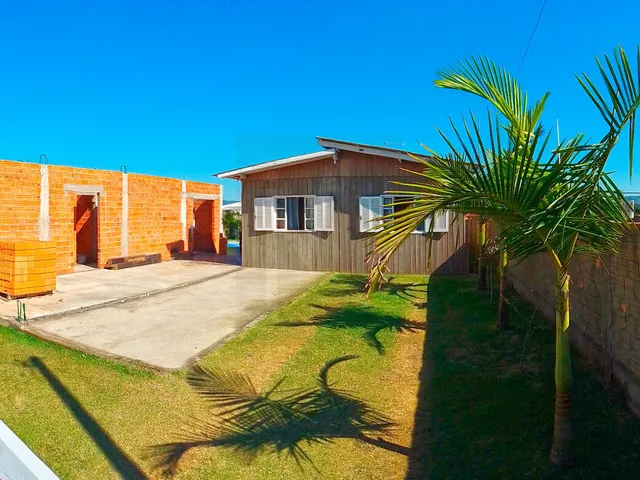 Imagem 10: Abaixo do Preço! Casa de Madeira com Terreno Gramado, Construção em Andamento E