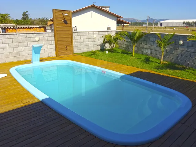 Imagem 6: Abaixo do Preço! Casa de Madeira com Terreno Gramado, Construção em Andamento E