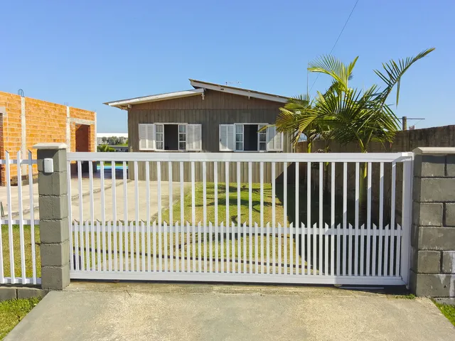 Imagem 16: Abaixo do Preço! Casa de Madeira com Terreno Gramado, Construção em Andamento E