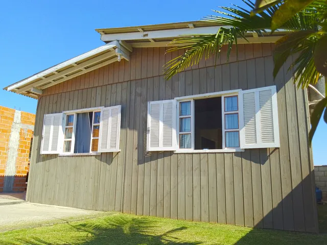 Imagem 8: Abaixo do Preço! Casa de Madeira com Terreno Gramado, Construção em Andamento E