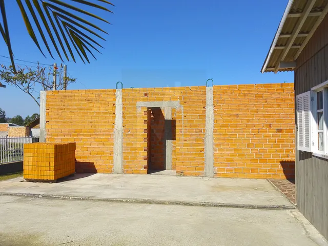 Imagem 4: Abaixo do Preço! Casa de Madeira com Terreno Gramado, Construção em Andamento E
