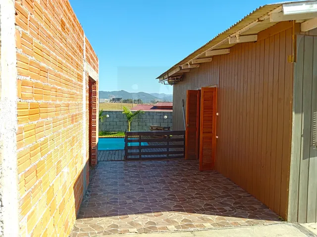 Imagem 13: Abaixo do Preço! Casa de Madeira com Terreno Gramado, Construção em Andamento E