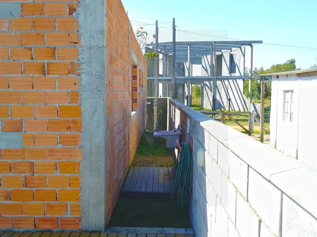 Imagem 3: Abaixo do Preço! Casa de Madeira com Terreno Gramado, Construção em Andamento E