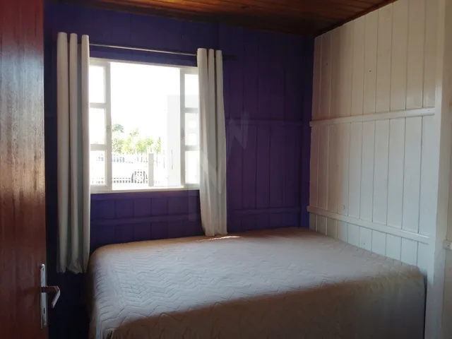 Imagem 7: Abaixo do Preço! Casa de Madeira com Terreno Gramado, Construção em Andamento E