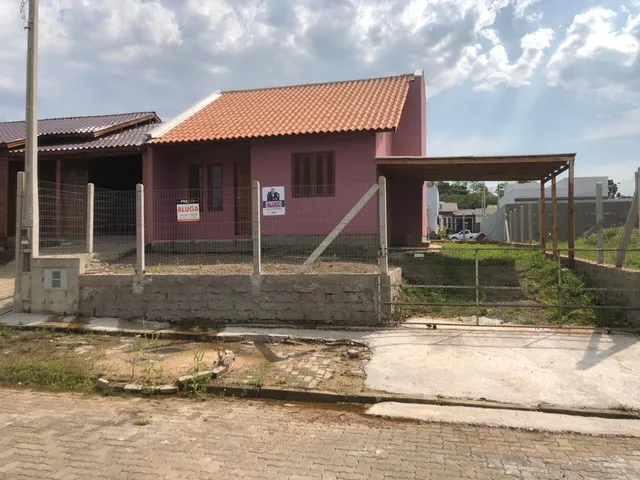 Imagem: A casa possui 1 Dormitório, 1 Banheiro, 1 Vaga na garagem,