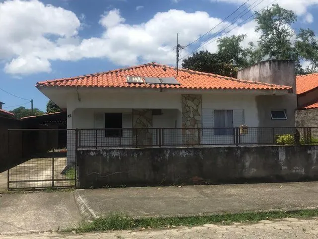 Imagem: A casa possui 4 Dormitórios, 1 Suíte, 1 Banheiro, 1 Vaga na