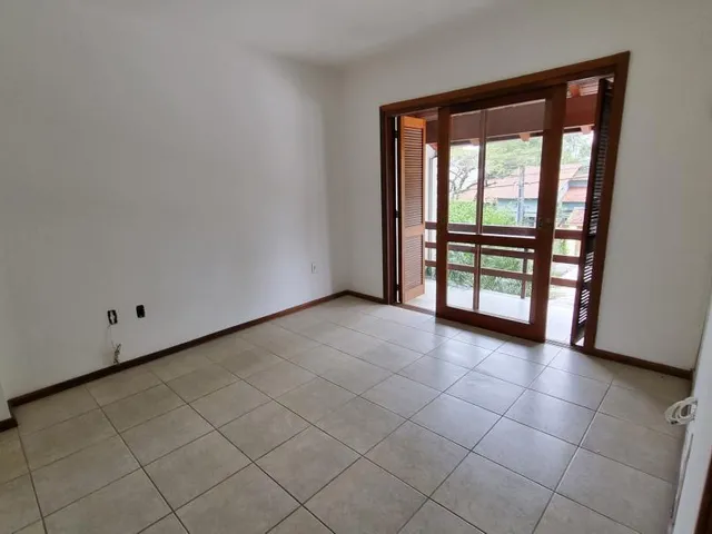 Imagem 4: Sobrado 3 Dormitórios, Suíte + Hidro, Sala com Lareira, Quiosque com Piscina!