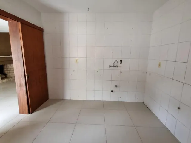 Imagem 15: Sobrado 3 Dormitórios, Suíte + Hidro, Sala com Lareira, Quiosque com Piscina!