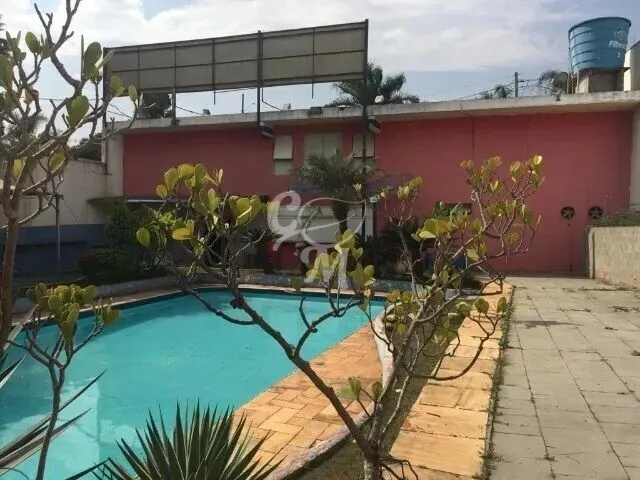 Imagem: A loja possui 7 Dormitórios, 5 Banheiros, 3.139m² de