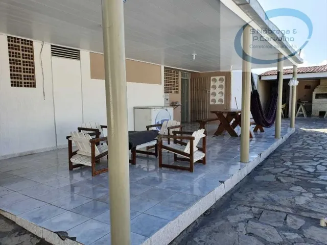 Imagem: A casa possui 3 Dormitórios, 1 Suíte, 1 Banheiro, 4 Vagas
