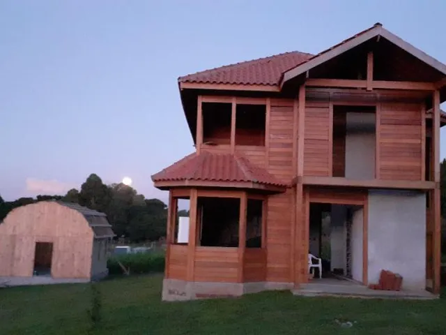 Imagem: Casa, 4 Dormitórios, 1 Suítes, 2 Banheiro